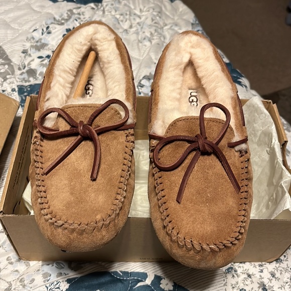 Ugg Dakota genuine slippers size 5 seem to run small lt brown new in the box - Picture 2 of 7